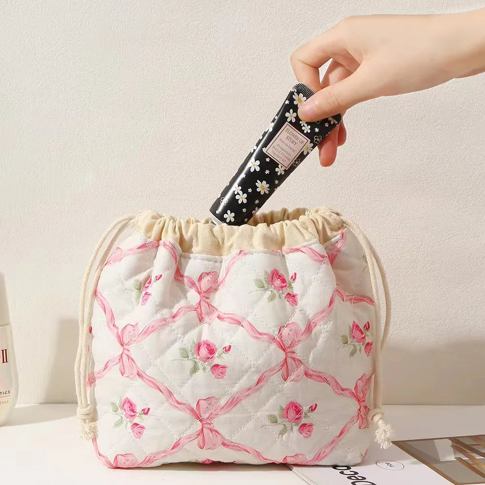 Quilted Makeup Bag Floral Cosmetic Bag Cute Travel Toiletry Bag Soft Aesthetic Drawstring Pouch Padded for Women Girl ÐšÐ¾ÑÐ¼ÐµÑ‚Ð¸Ñ‡ÐºÐ°