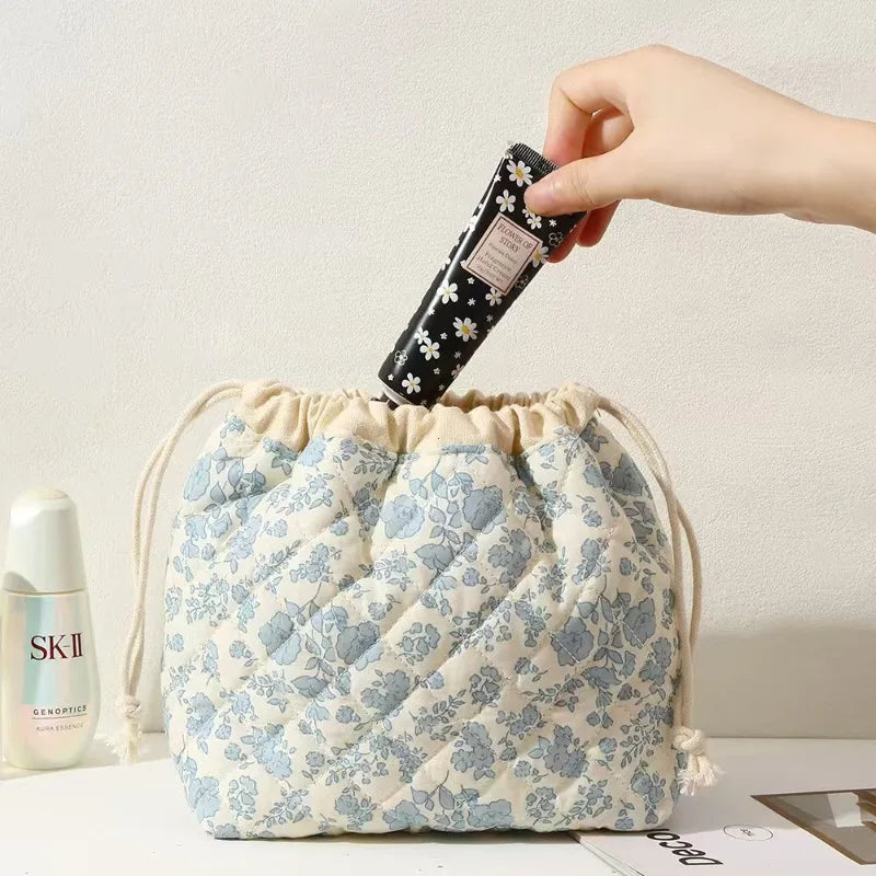 Quilted Makeup Bag Floral Cosmetic Bag Cute Travel Toiletry Bag Soft Aesthetic Drawstring Pouch Padded for Women Girl ÐšÐ¾ÑÐ¼ÐµÑ‚Ð¸Ñ‡ÐºÐ°