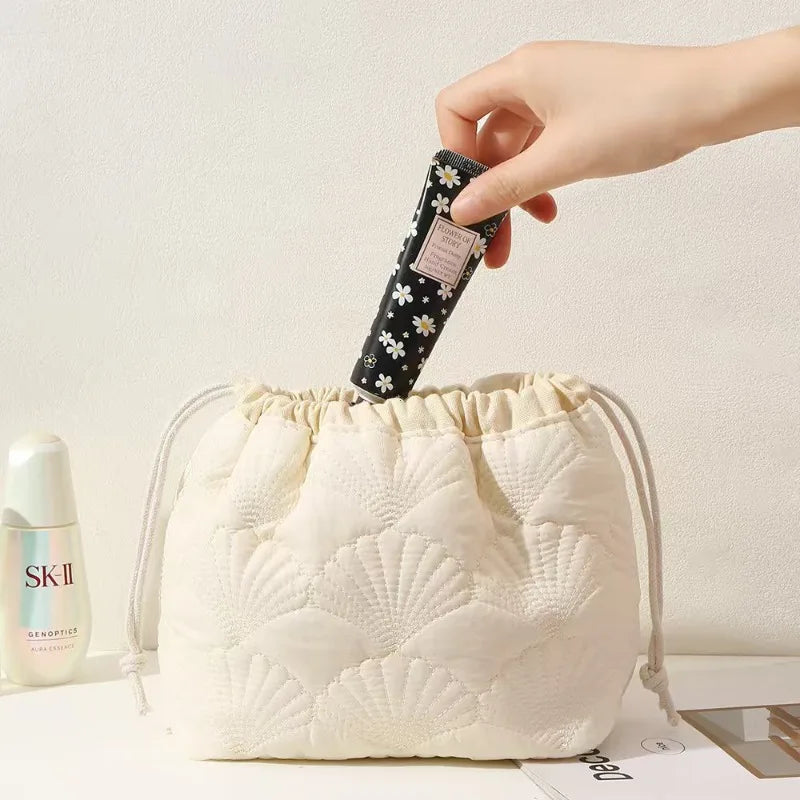 Quilted Makeup Bag Floral Cosmetic Bag Cute Travel Toiletry Bag Soft Aesthetic Drawstring Pouch Padded for Women Girl ÐšÐ¾ÑÐ¼ÐµÑ‚Ð¸Ñ‡ÐºÐ°
